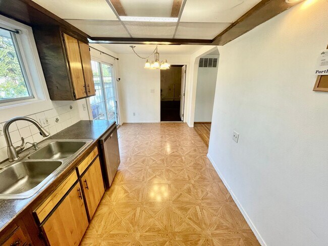 Building Photo - Charming Single-Level Home with Spacious Yard & Easy Portland Access