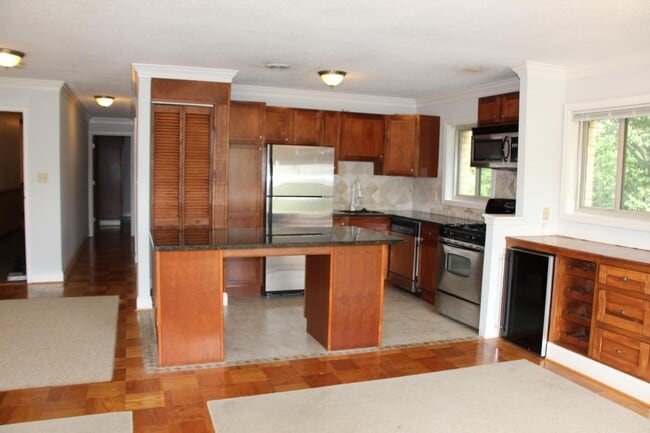 Building Photo - 1415 N Oak St