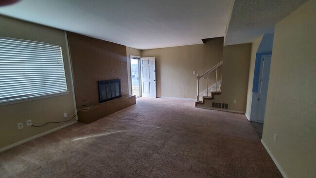 Building Photo - (3) Bed/(2.5) Bath Townhome & Pool Access!...