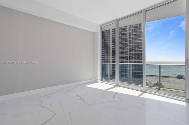 Foto del edificio - 17550 Collins Ave