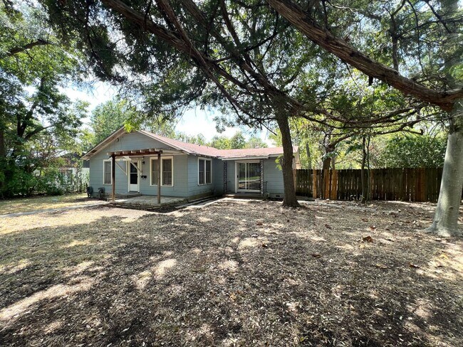 Building Photo - 0.45 Acre Cozy, Clean Single Story 3 Bedro...
