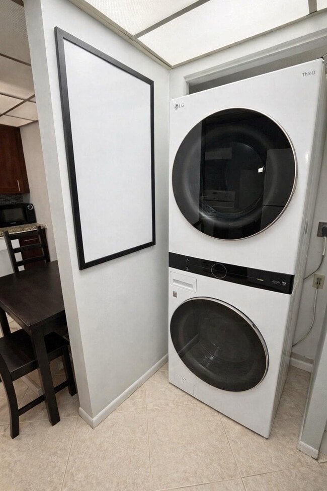 Building Photo - 737 SE 1st Way