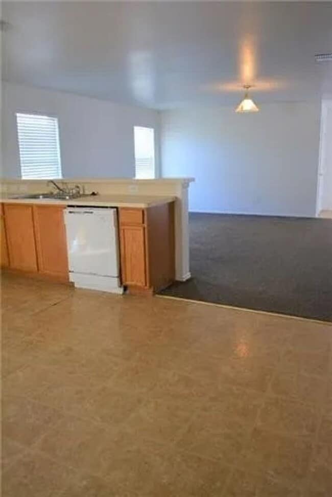 Building Photo - 3 Bedroom 2 bath home!