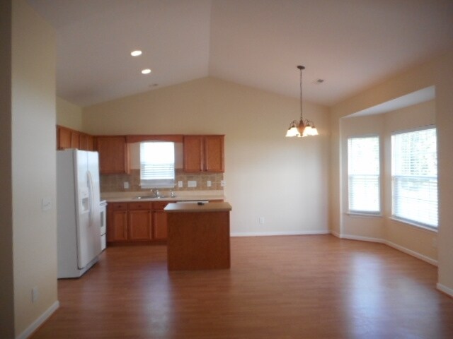 Building Photo - 902 Blazingwood Drive