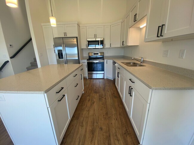 Foto del edificio - $2,095 3 Bed, 3 Bath, Modern, Private Deck...