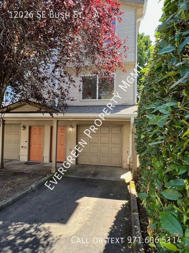 Building Photo - GATED COMMUNITY! $1995 2x1.5 Townhome, Att...