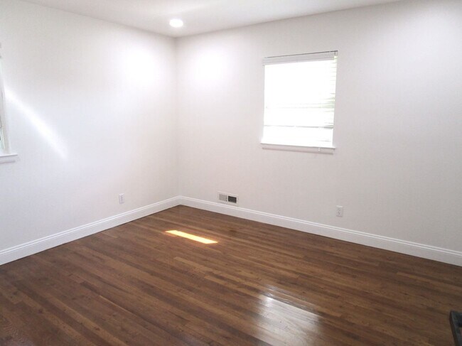 Foto del edificio - 74 Brookhill Dr