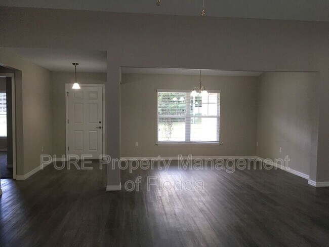 Building Photo - 821 Marion Oaks Manor