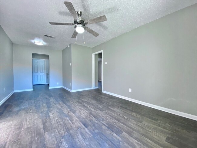 Foto del edificio - 819 Bluebird Dr