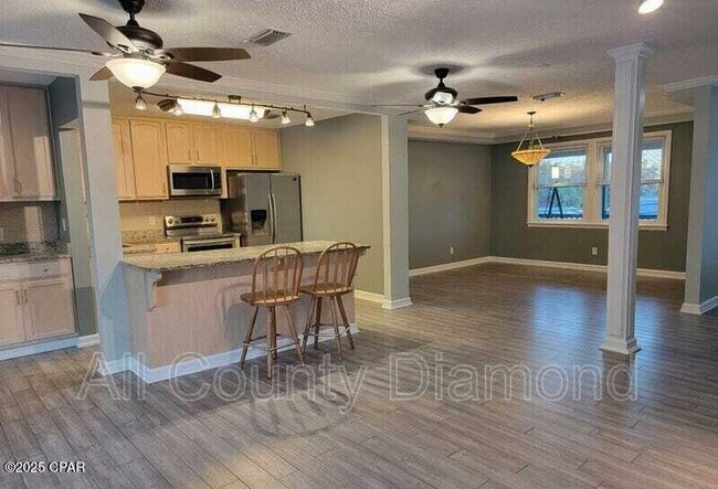 Foto del edificio - 215 Harris Ave