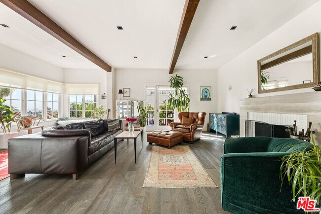 Foto del edificio - 1767 N Orange Grove Ave