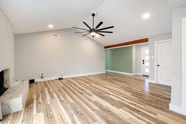 Foto del edificio - Modern Comfort with a Prime Location