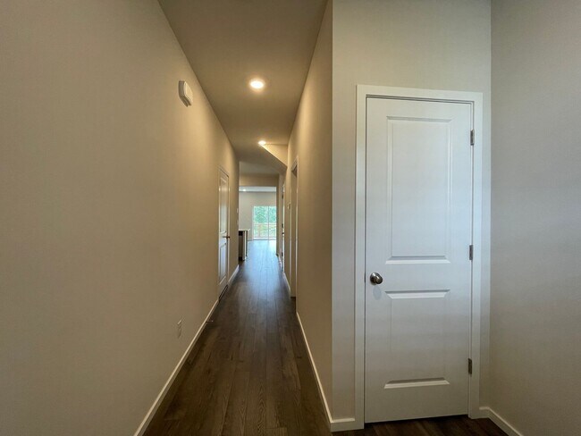 Foto del edificio - Lovely 3 Bed 2.5 Bath Townhome - Beautiful Rear Deck with a View, A/C, Garage, and Backs to Green...