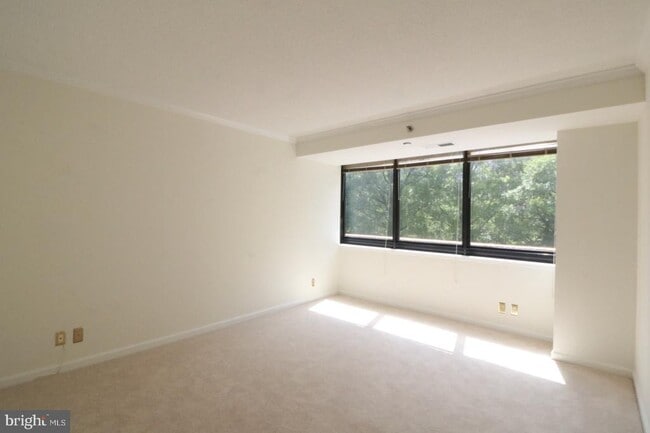 Building Photo - 1805 Crystal Dr