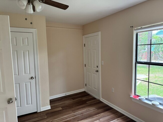 Dormitorio principal con puerta trasera al patio - 1112 W Elizabeth St