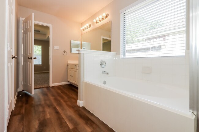 Foto del edificio - 4515 Bridgevillage Dr