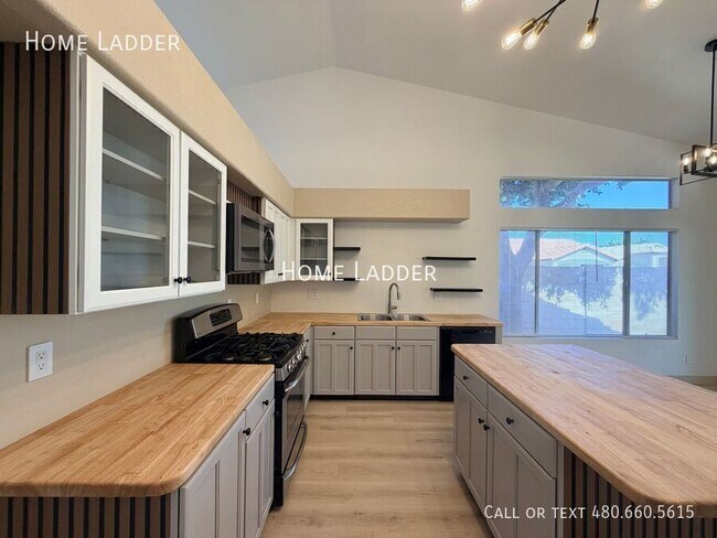 Foto del edificio - 1336 E Tradewind Dr