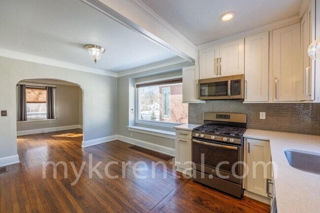 Building Photo - 2426 W 48th St