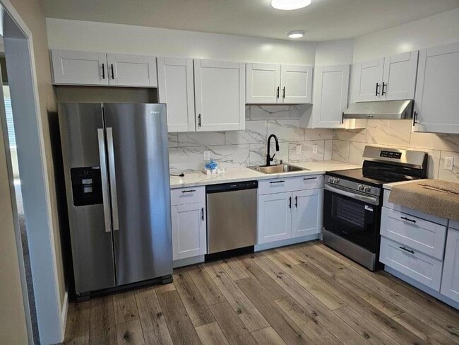 Building Photo - 160 Clarendon Rd