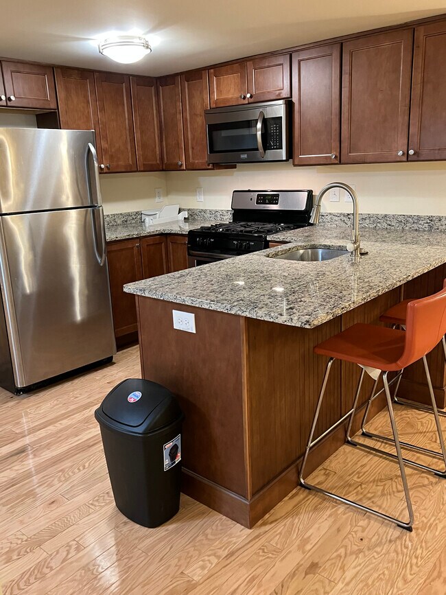 Cocina y barra de comedor - 1343 Monroe St NW