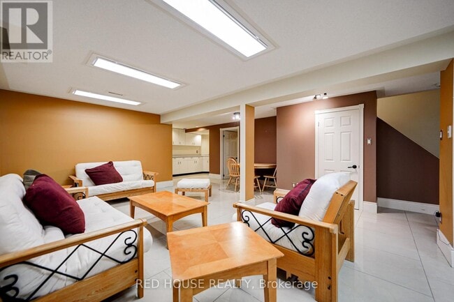 Photo du bâtiment - 4450 Mayflower Dr