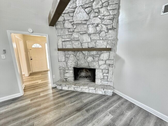 Foto del edificio - 5785 Willow Springs Dr