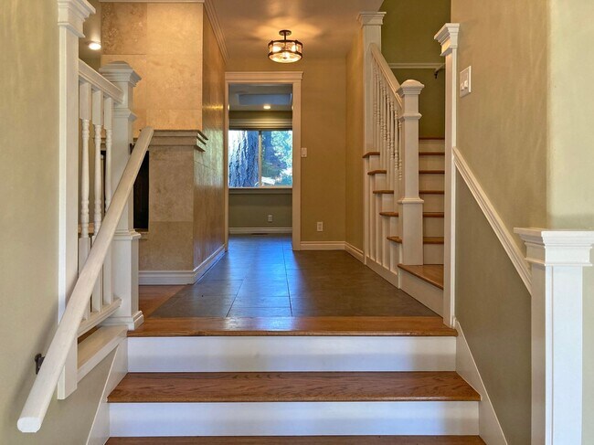 Foto del edificio - Gorgeous Split Level Craftsman Home in NW ...