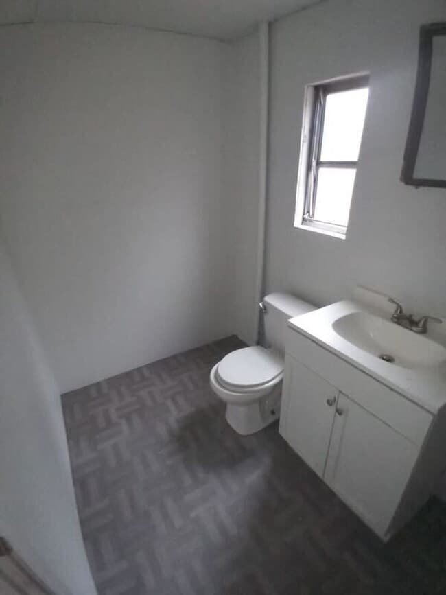 Building Photo - Rent this 4 Bedroom, 2 baths in Elgin!