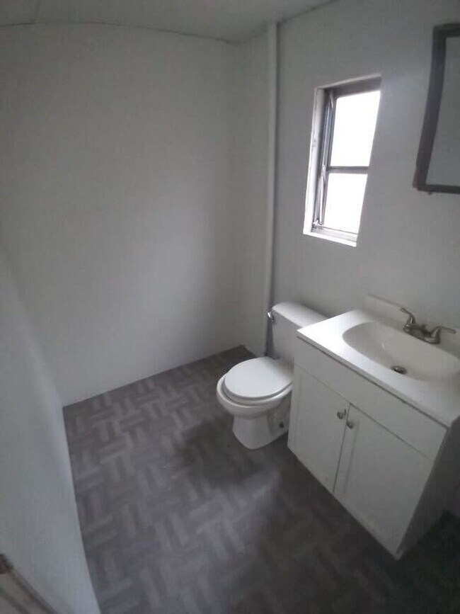 Foto del edificio - Rent this 4 Bedroom, 2 baths in Elgin!