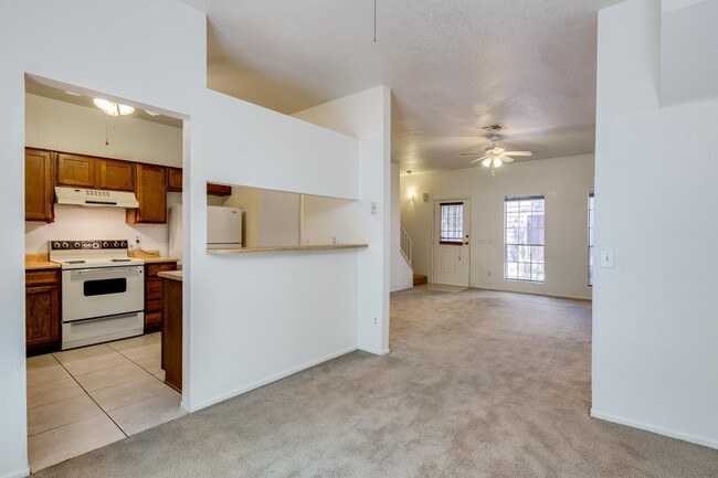 Building Photo - CHARMING 2 BEDROOM TOWNHOME IN WELL MAINTA...