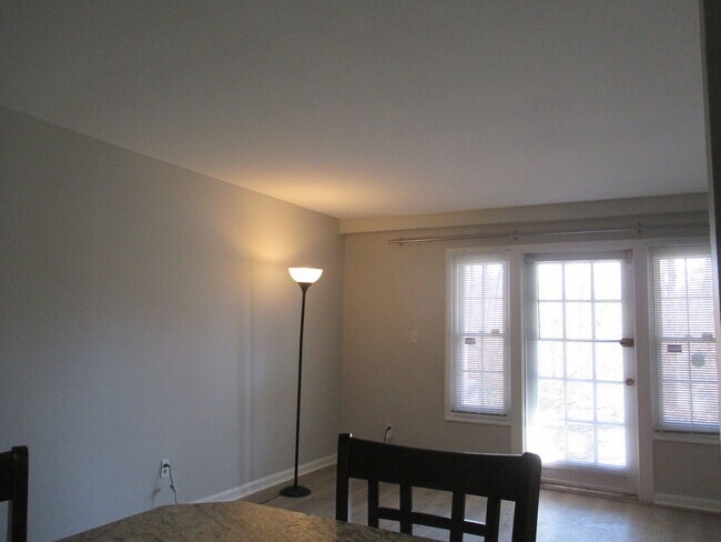 Foto del edificio - One Bedroom Condo in Cardinal Forest, Springfield