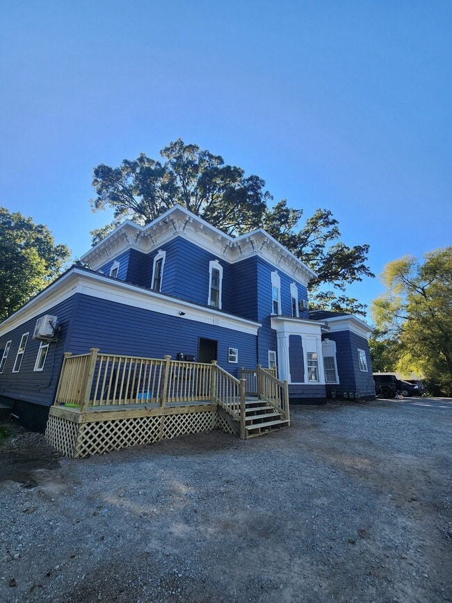 Building Photo - Large one bedroom one bath upstairs apartment