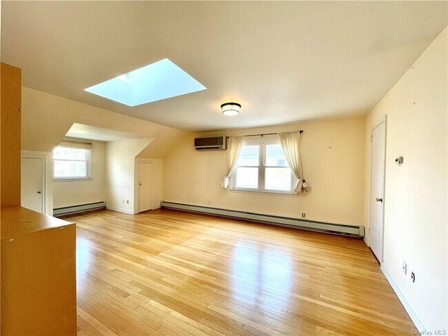 Building Photo - 8 Oak St