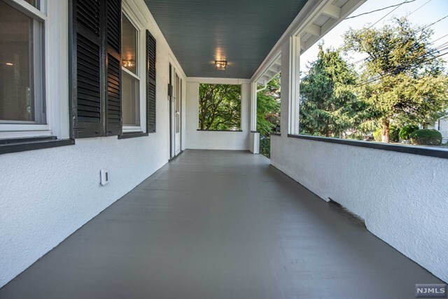 Building Photo - 235 Lakeview Dr