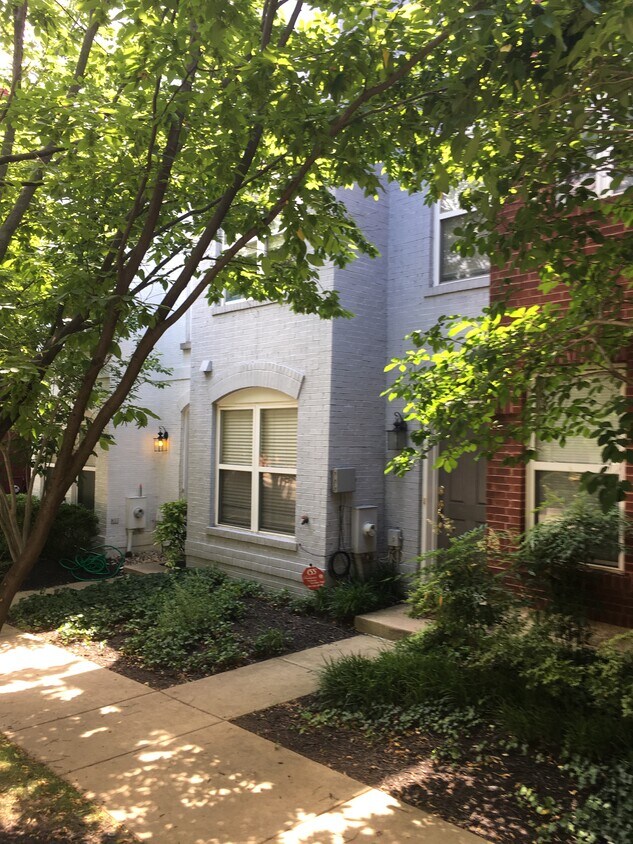 Foto principal - 2122-2112 12th Pl NW
