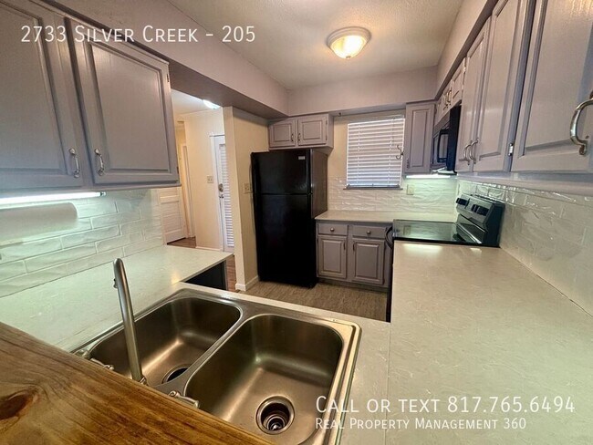Foto del edificio - 2733 Silver Creek Dr