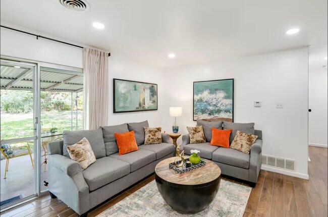 Foto del edificio - Room in House on Burr Oak Dr