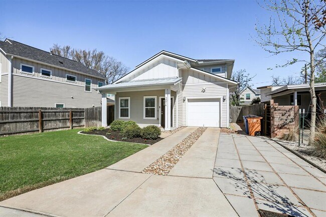 Foto del edificio - 3014 E 14th 1/2 St