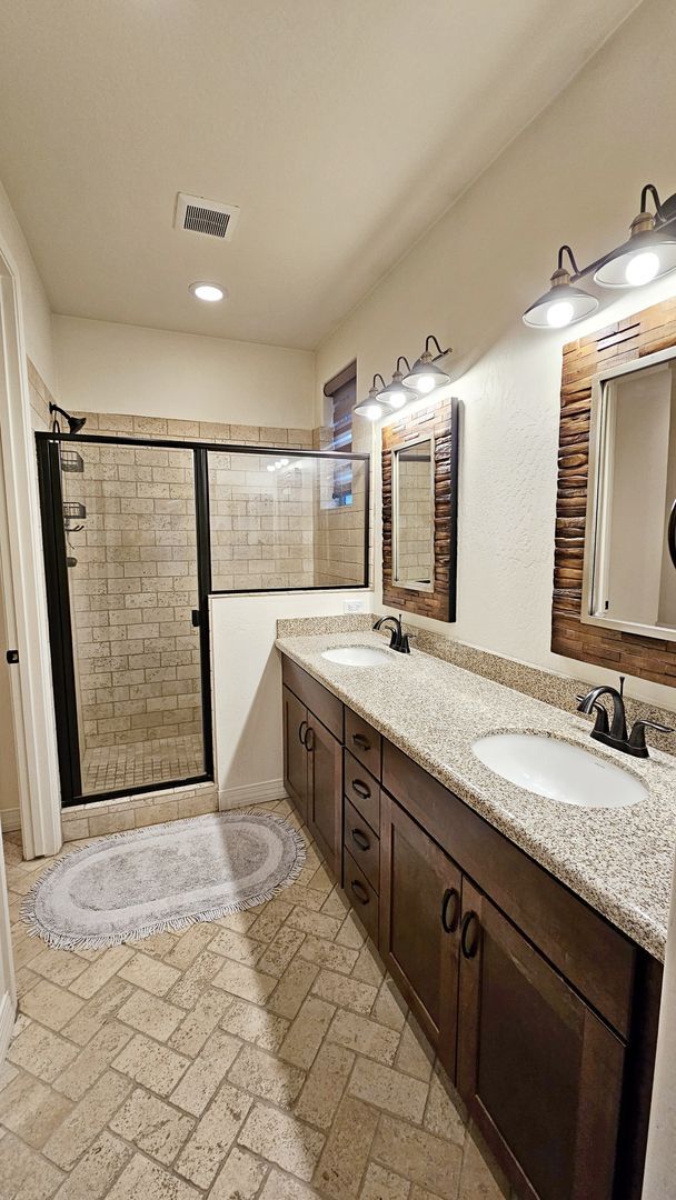Foto del edificio - Fully Furnished Mother-in-law Suite For Rent