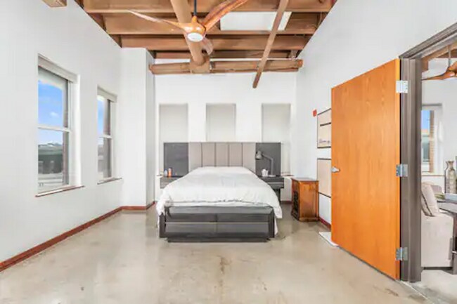 Building Photo - Loft