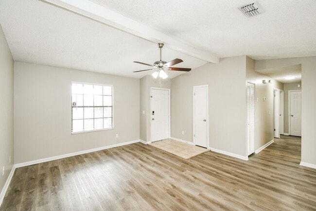 Foto del edificio - 8804 Falcon Trace Dr S