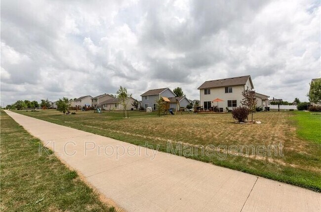 Building Photo - 625 SE Olson Dr
