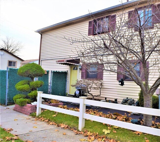 Building Photo - 152 Merrill Ave