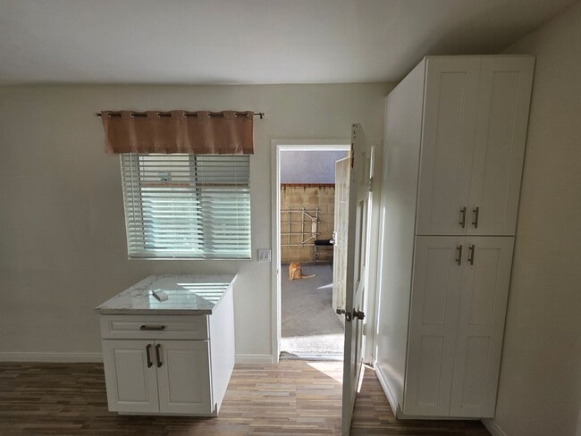 Building Photo - 524 W Greenwood Ave