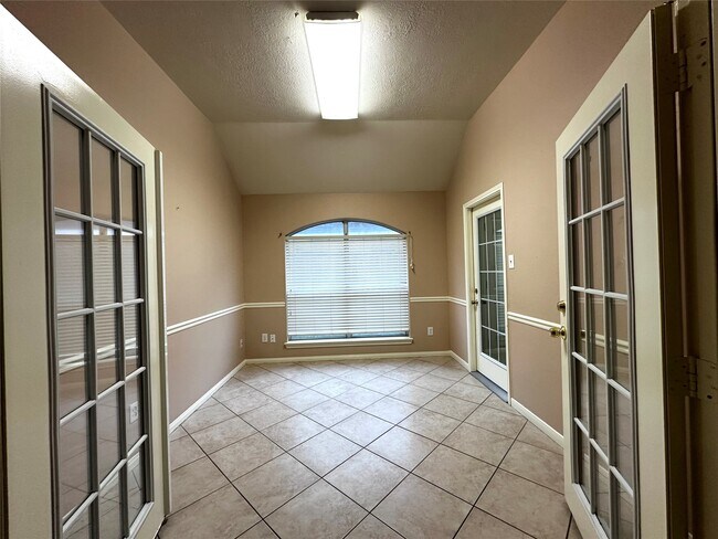 Building Photo - 1115 Courtside Dr E
