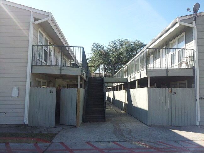 Building Photo - Lakeside Apartments