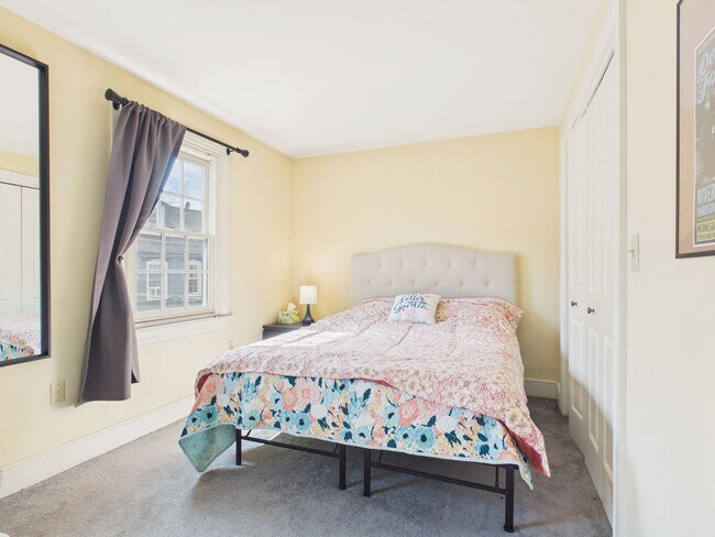 Foto del edificio - Charming Single Family Home on Grand St w/ Bonus 3rd Room