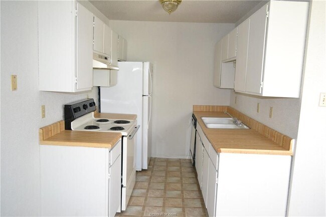 Building Photo - 1500 Alpine Cir