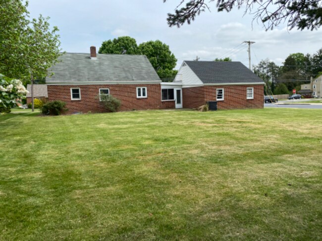 Building Photo - 308 N Academy Dr