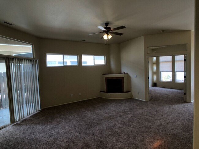 Foto del edificio - Well-Maintained 3-Bedroom Townhome with 2-Car Garage in Desirable Location!